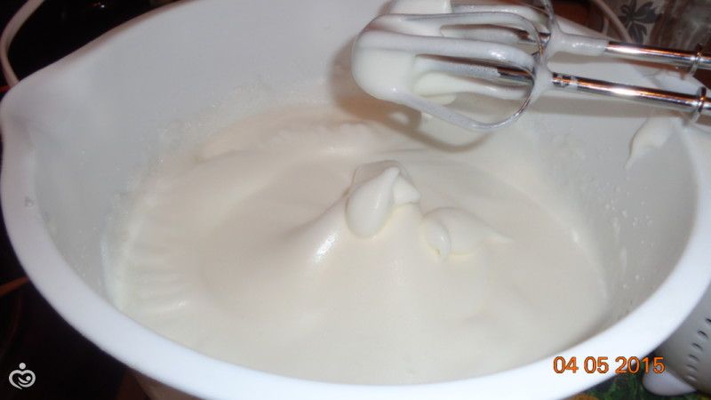 Торт "Птичье молоко" с клубникой – Шаг 9