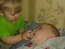 Ухаживаем за маленьким братиком)