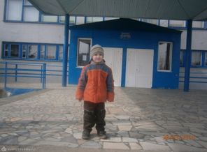Ванюша около школы.