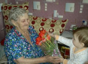 Катерина поздравляет прабабушку с Днем победы!