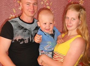 племяшу годик....с дядей и тетей)