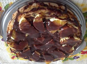 Пирог с яблоками, черешней и апельсинами в шоколадной глазури)