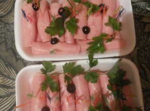 рулетики с ветчины с сыром и чесноком
