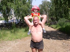 моя девочка с дедом идут на дачу
