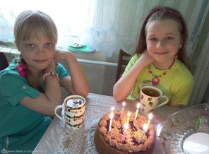 Дочке 8 лет)) с подругой чаевничают)