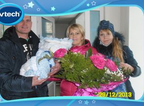 Папа.мама и маленькие ручки в пеленках