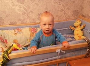 первый раз встал в кроватке ))