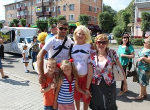 Надо бабушку любить,  Надо с дедушкой дружить.  Только вместе всей семьёй  Можно долго нам прожить.
