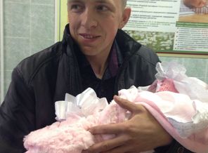 Первая встреча папы и дочурки))