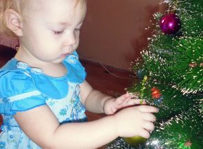 Первый раз наряжаем Ёлочку