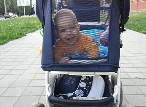 на животике лежу и прохожим улыбнусь)))