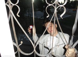 Муж всю ночь не спал, ждал, когда проснусь =) висел за окном минут 40