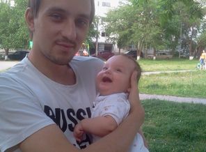 Радуется лету :)