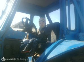 Сынуля в папином тракторе)