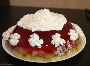 Многослойный тортик из желе с кусочками фруктов со взбитыми сливками