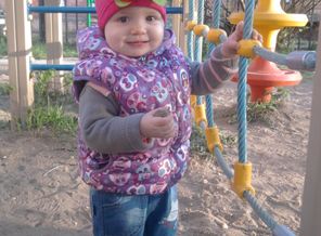 Полина на прогулке. Май 2014 года