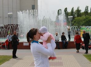 Самое дорогое ожерелье на шее женщины - это руки обнимающего ребенка!