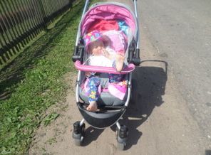 Юляша на прогулке )