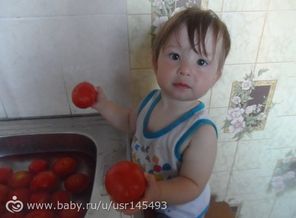 наша Викулька помогает любимой бабульке
