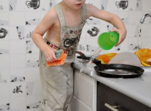 Главный по тарелочкам.