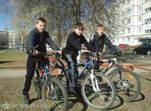 Старший сынуля по середине.