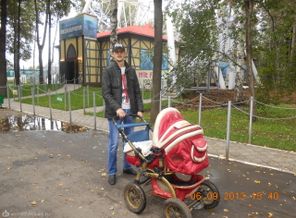 папа гуляет с сынулей))))))