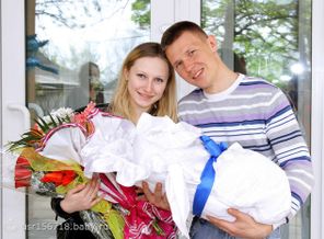 папа забирает нас с роддома!