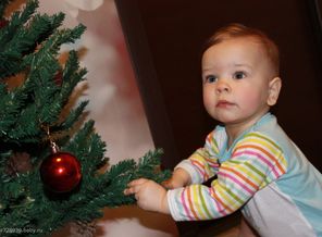 Наряжали первую в жизни ёлочку