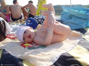 Я лежу на пляжу солнцу всё покажу, пусть согреет меня под румяня бока .