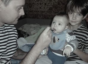 все мужчины заняты своим делом: старший брат позирует, папа кормит, ну а Ярька смотрит телевизор)))