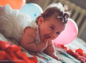 Радуется папочке родимому