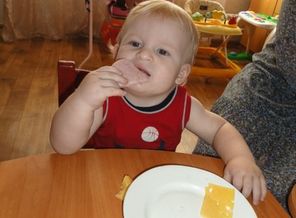 Сейчас меня покормят,сейчас я буду кушать. Ням-ням.
