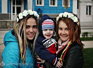 с тетями гуляем)))