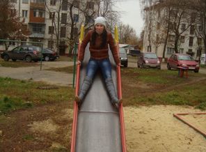 К нам детство возвращается Хоть нам немало лет.  И с нами не расстанется , Не распростится, нет!