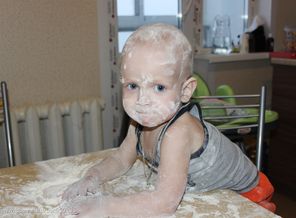 Глеб 1.6  печем пряники