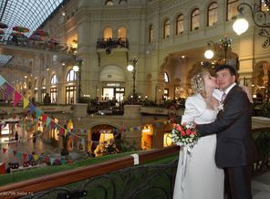 В день нашей свадьбы лил дождь (говорят на счастье), фотосессия поэтому была в ГУМе