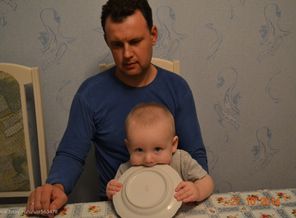 Папа кормит сыночка