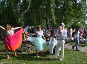 прекрасный солнечный маскарадно-парадный день