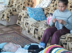 Лидия укачивает братишку и одновременно вяжет ему беретку на лето))