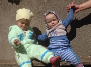 две девицы под окном