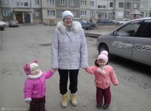 Бабушка с внучками. На дворе декабрь.