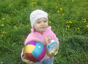 Алиночка на прогулке) 2 годика