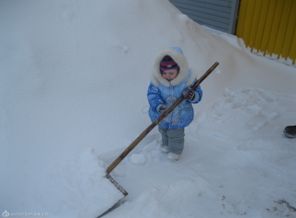 Маме с папой помогаю, снег у дома убираю.