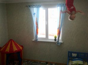 мой малыш - чемпион по прыжкам до потолка))))