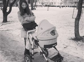 Сестричка ходила с нами на прогулку.