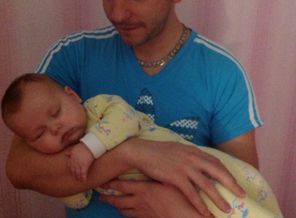Любим спать у папы на руках )