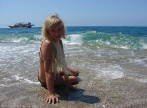 в синем море.. в белой пене..