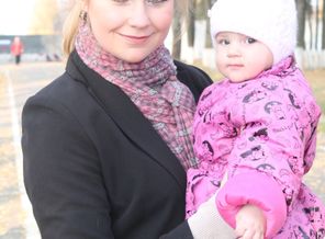 На ручках у мамы теплее чем даже в самом теплом пледе)
