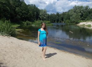Счастливый животик отдыхает вместе с мамой 