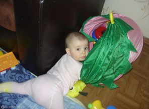 Помогаю маме разбирать игрушки